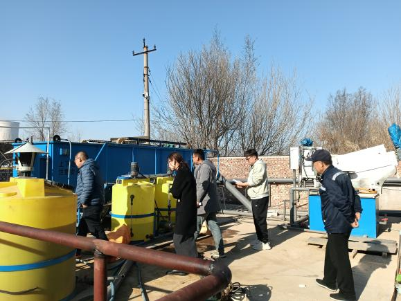 隆鑫健達公司聘請專家指導污水處理工作